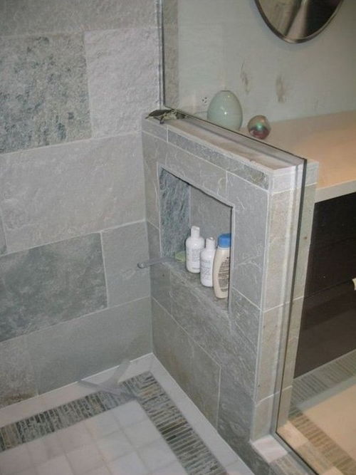 淋浴房玻璃隔断不如做三段式,一边砌壁龛,一边装花洒延伸座位台